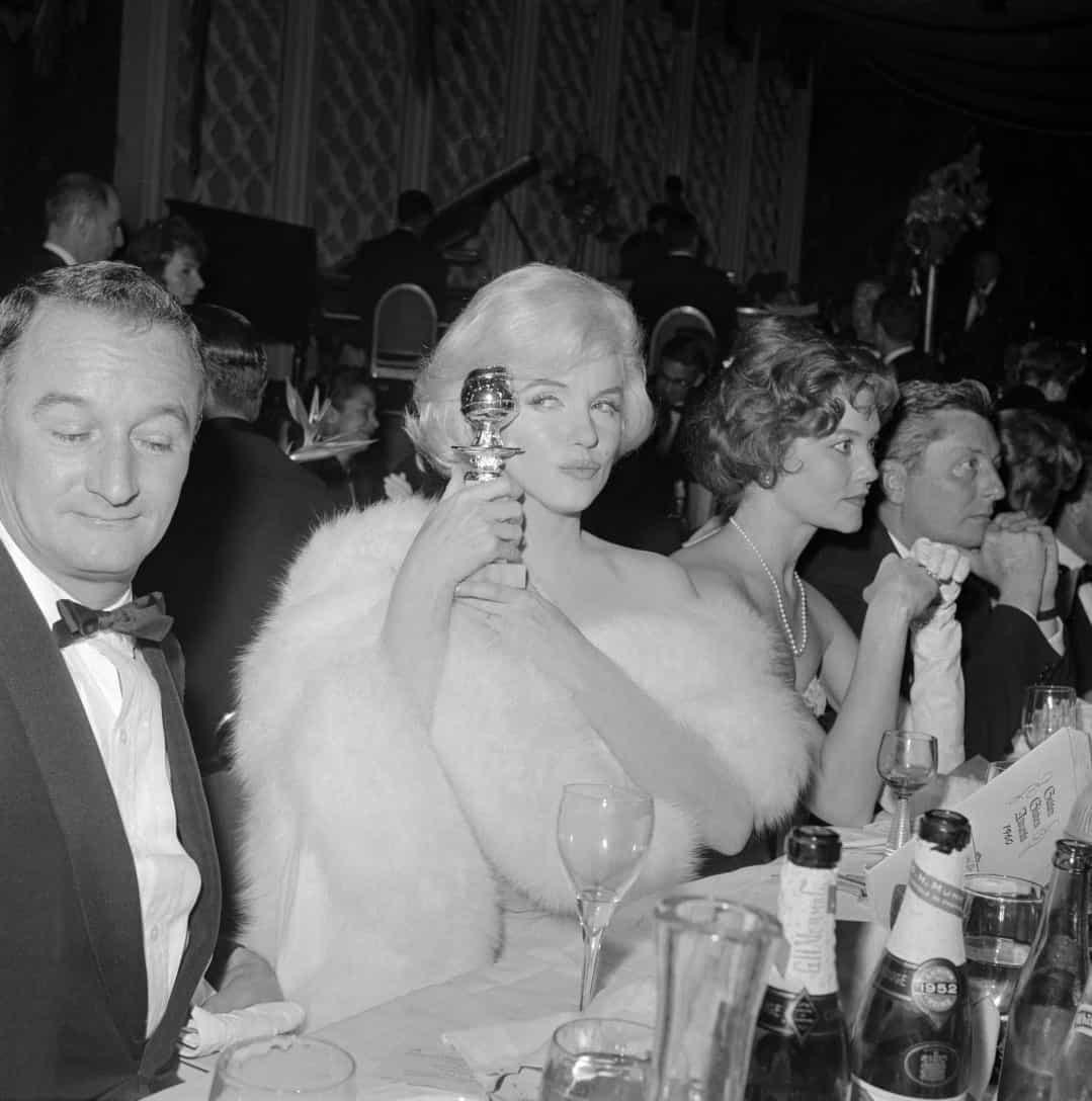 Nữ diễn viên Marilyn Monroe trông cực kỳ sang trọng với Quả cầu vàng cho Nữ diễn viên chính xuất sắc nhất trong phim hài điện ảnh năm 1960.   