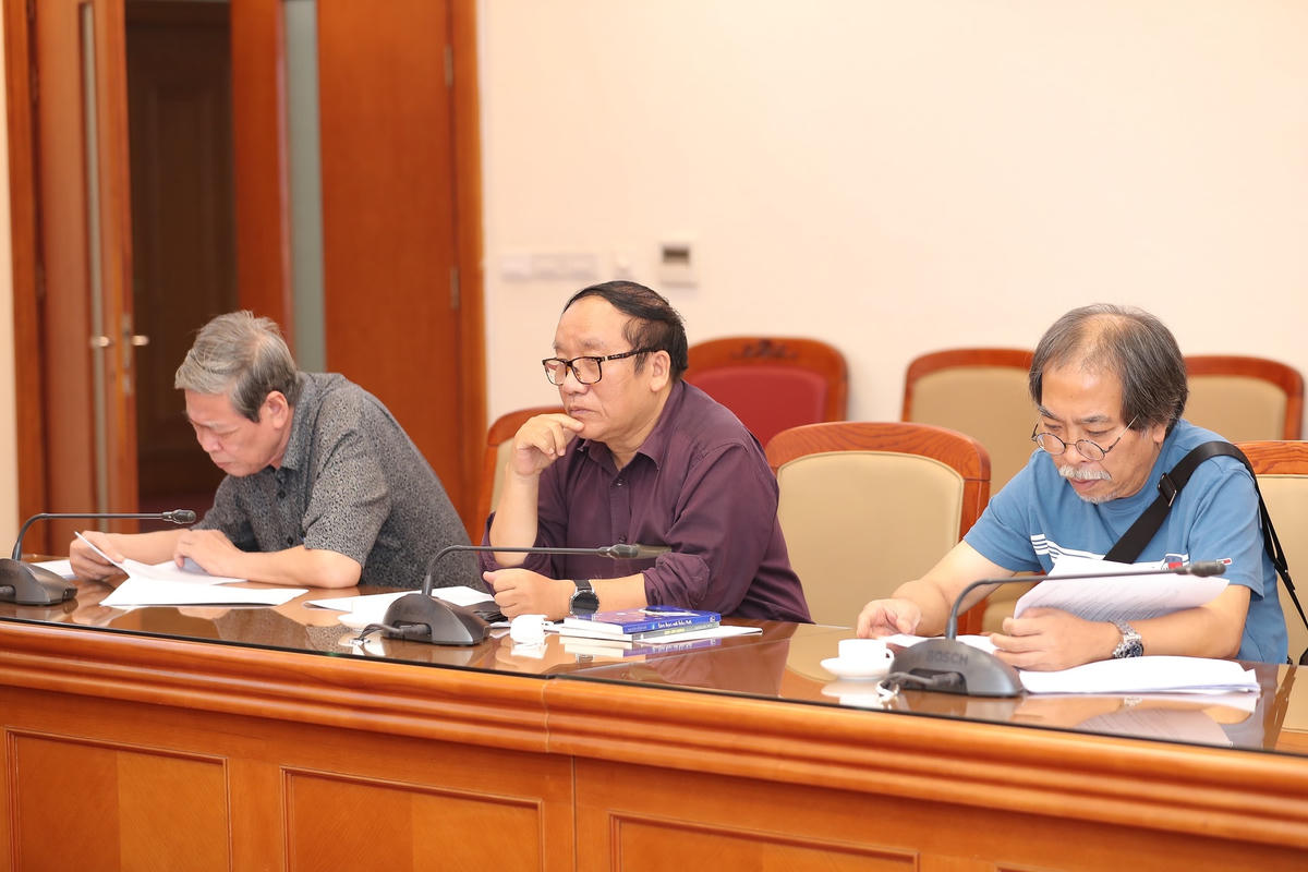Nhà thơ Trần Đăng Khoa (giữa)- Chủ tịch Hội đồng Giám khảo, nhà văn Nguyễn Quang Thiều (phải) và nhạc sĩ Nguyễn Thụy Kha tại phiên chấm Giải Dế Mèn 2020.
