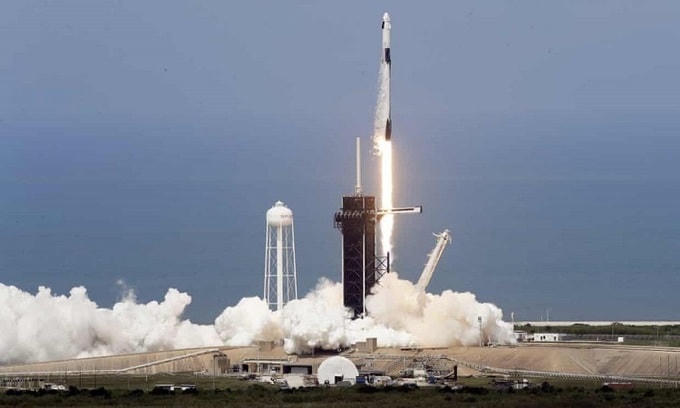 Tên lửa Falcon 9 mang tàu chở người Crew Dragon bay lên quỹ đạo hôm 31/5. Ảnh: Guardian.