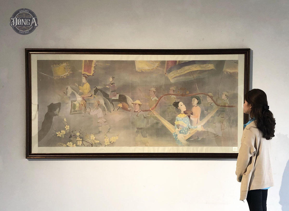 Bức tranh lụa "Vinh quy bái tổ" của họa sĩ Nguyễn Công Hoan được nhiều người chú ý.