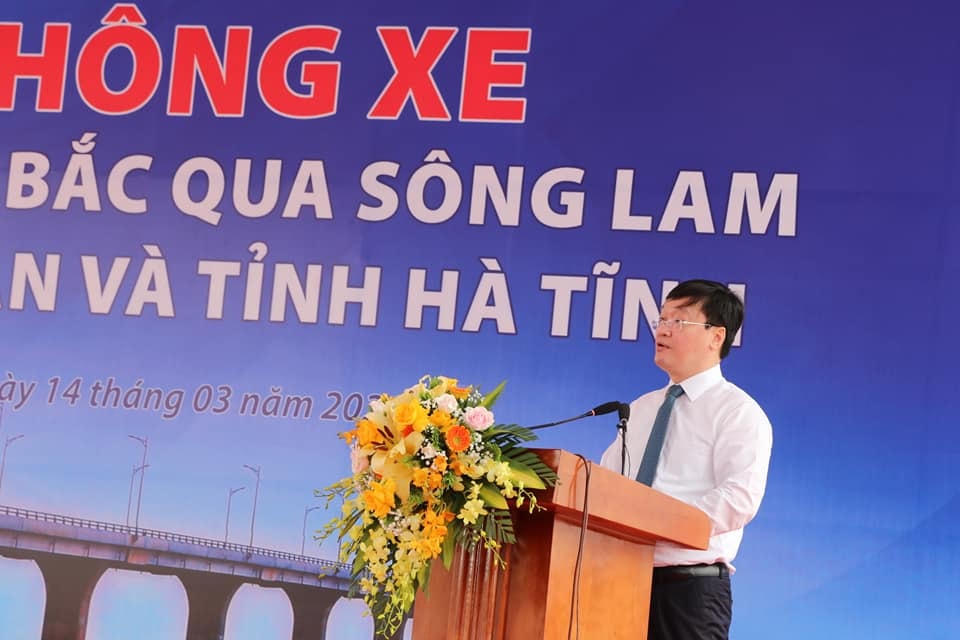 Ông Nguyễn Đức Trung, Chủ tịch UBND tỉnh Nghệ An nhấn mạnh: "Cầu Cửa Hội là công trình trọng điểm, có quy mô lớn, mang tính đột phá và có ý nghĩa quan trọng trong việc liên kết vùng...".