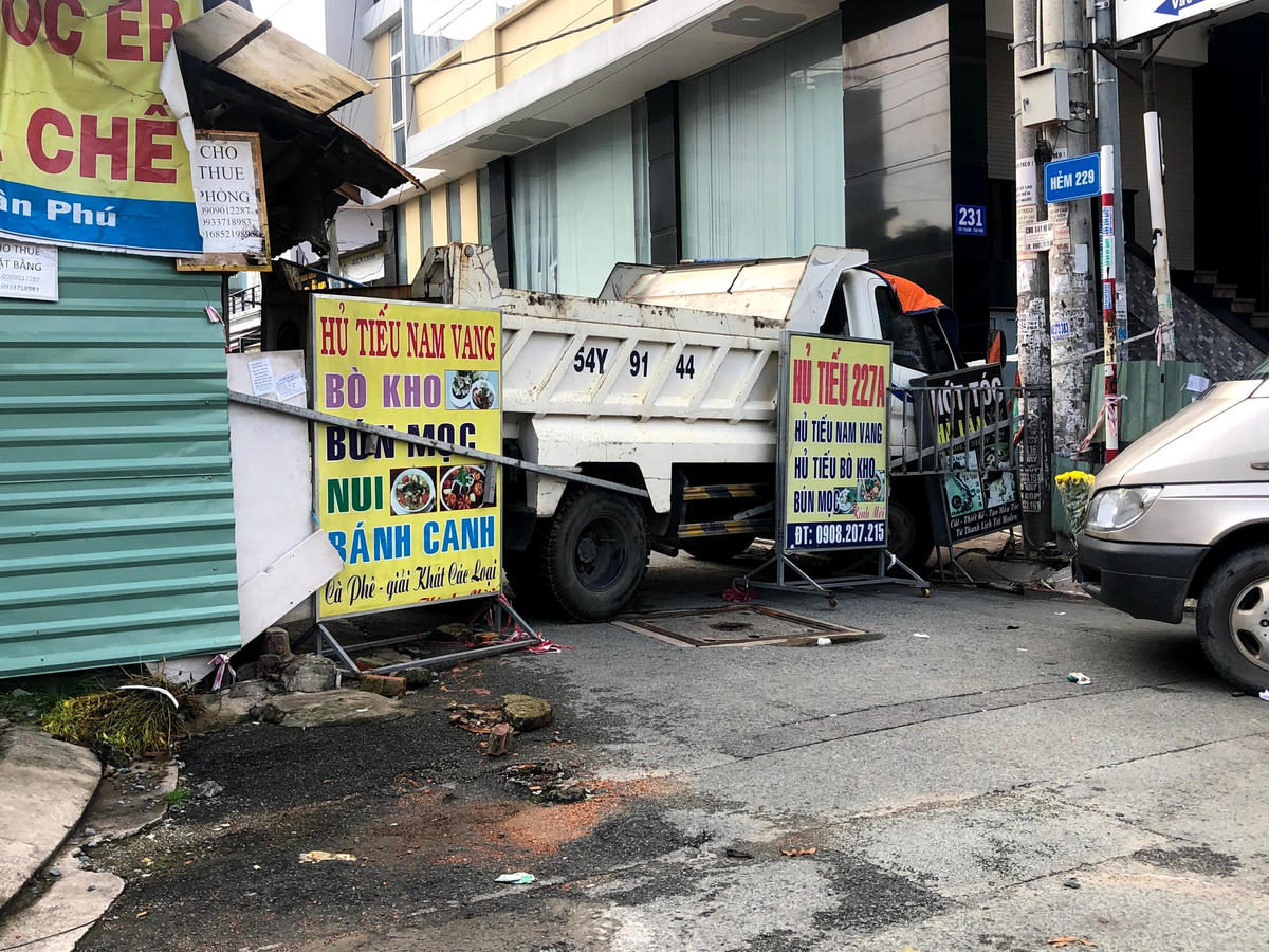 Một chốt chặn ở phường Tây Thạnh, quận Tân Phú làm bằng các tấm biển quảng cáo và một chiếc xe tải.
