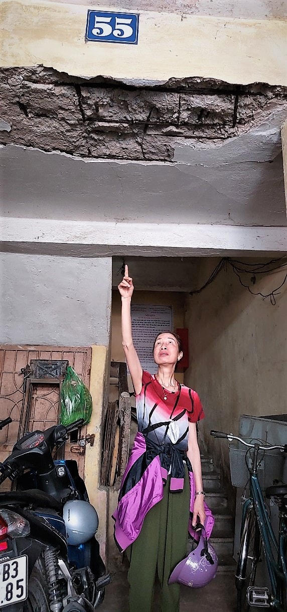 Thanh chịu lực khu vực cầu thang lên xuống các tầng bị rụng vữa, trơ sắt khiến người dân cảm thấy bất an.