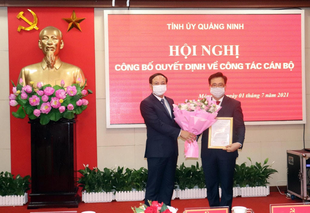 Ông Nguyễn Xuân Ký, Ủy viên Trung ương Đảng, Bí thư Tỉnh ủy, Chủ tịch HĐND tỉnh trao quyết định của Ban Thường vụ Tỉnh ủy về việc điều động, phân công ông Hoàng Bá Nam giữ chức vụ Bí thư Thành ủy Móng Cái, nhiệm kỳ 2020-2025. Ảnh: Báo Quảng Ninh.