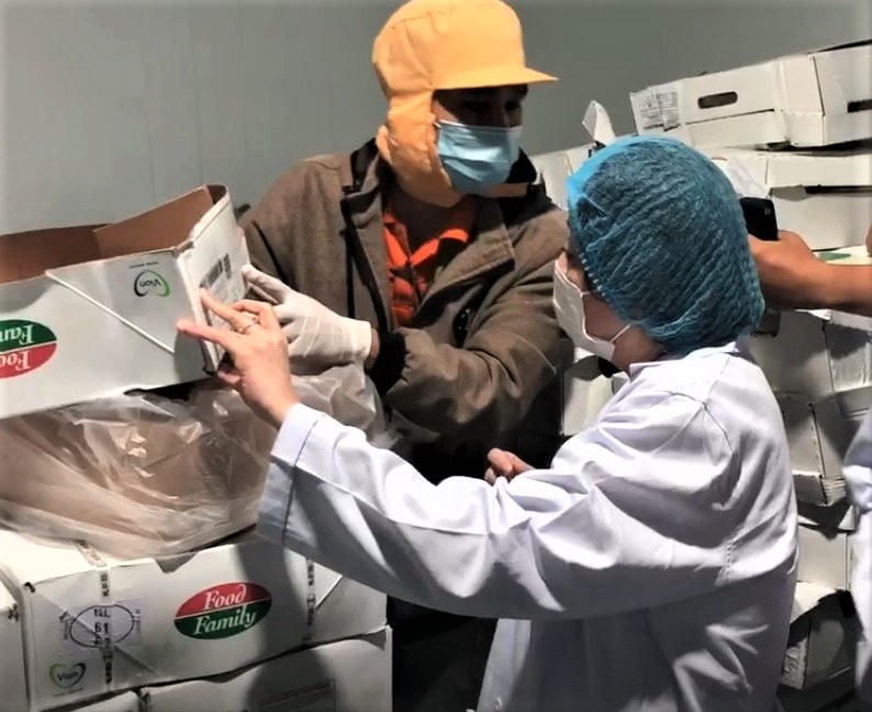Đoàn kiểm tra Ban Quản lý An toàn thực phẩm của TP HCM đến kiểm tra tại một cơ sở thực phẩm vào đêm 16/1.
