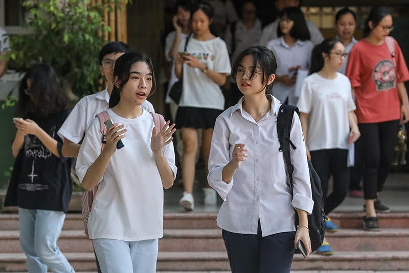 Thí sinh dự thi vào lớp 10 THPT Hà Nội sáng 17/7 (ảnh: Phạm Quang Vinh)