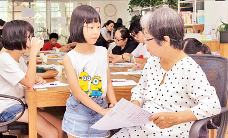 Nhà văn Lê Phương Liên giao lưu với các em thiếu nhi. Ảnh Tư liệu.