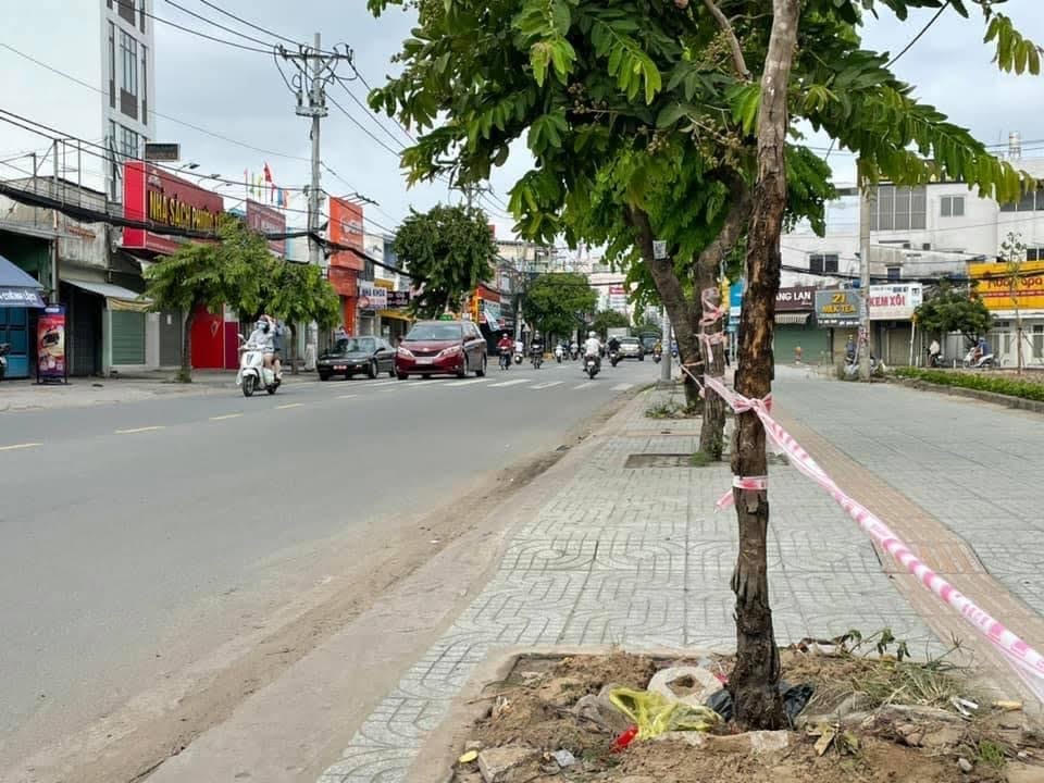 Đường phố vắng vẻ trong ngày đầu giãn cách, hầu hết các cửa hàng đều đóng cửa.  