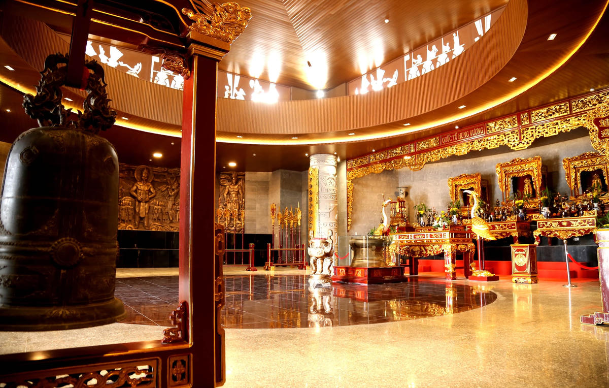 Chuông được Phú Thọ đưa từ đền Hùng cung tiến về đền thờ tại Cần Thơ. 