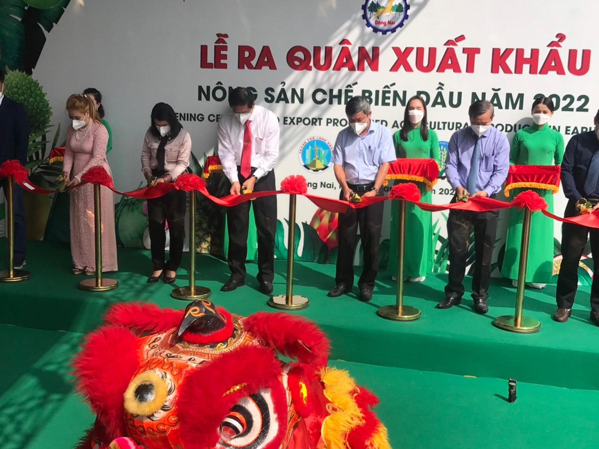 Các đại biểu cắt băng lễ ra quân xuất khẩu lô nông sản đầu tiên năm 2022.