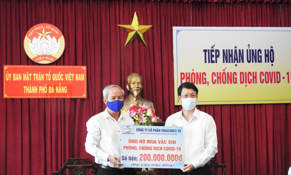 Chủ tịch Ủy ban MTTQ Việt nam TP Đà Nẵng Ngô Xuân Thắng (phải) tiếp nhận ủng hộ mua vaccine ngừa Covid-19 từ đại diện Công ty cổ phần Vinaconex 25. Ảnh Thanh Tùng.Công ty CP Bình Vinh ủng hộ Quỹ vaccine phòng Covid-19. Ảnh Thanh Tùng.Viện KSND cấp cao tại Đà Nẵng ủng hộ Quỹ vaccine phòng Covid-19. Ảnh Thanh Tùng.Công ty TNHH MTV Điện lực Đà Nẵng ủng hộ Quỹ vaccine phòng Covid-19. Ảnh Thanh Tùng.Trường Đại học TDTT Đà Nẵng ủng hộ Quỹ vaccine phòng Covid-19. Ảnh Thanh Tùng.Bí thư quận Hải Châu (Đà Nẵng) Vũ Quang Hùng (thứ 2 từ trái sang), trao 900 triệu đồng ủng hộ Quỹ vaccine phòng Covid-19. Ảnh Thanh Tùng.Công ty TNHH MTV thép VAS Việt Mỹ ủng hộ phòng, chống dịch Covid-19. Ảnh Thanh Tùng.Công ty CP Thủy điện A Vương, ủng hộ Quỹ vaccine phòng Covid-19. Ảnh Thanh Tùng.
