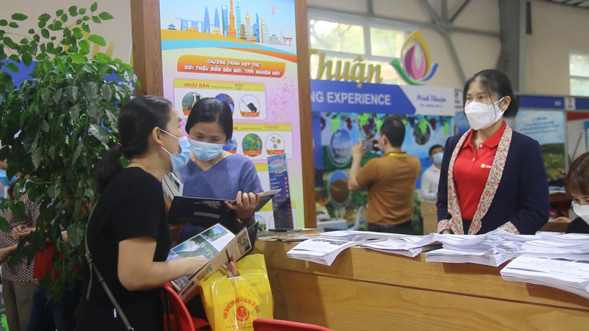 Các du khách đến hội chợ VITM 2022 đang được tư vấn về dịch vụ đặt phòng khách sạn và tour du lịch.