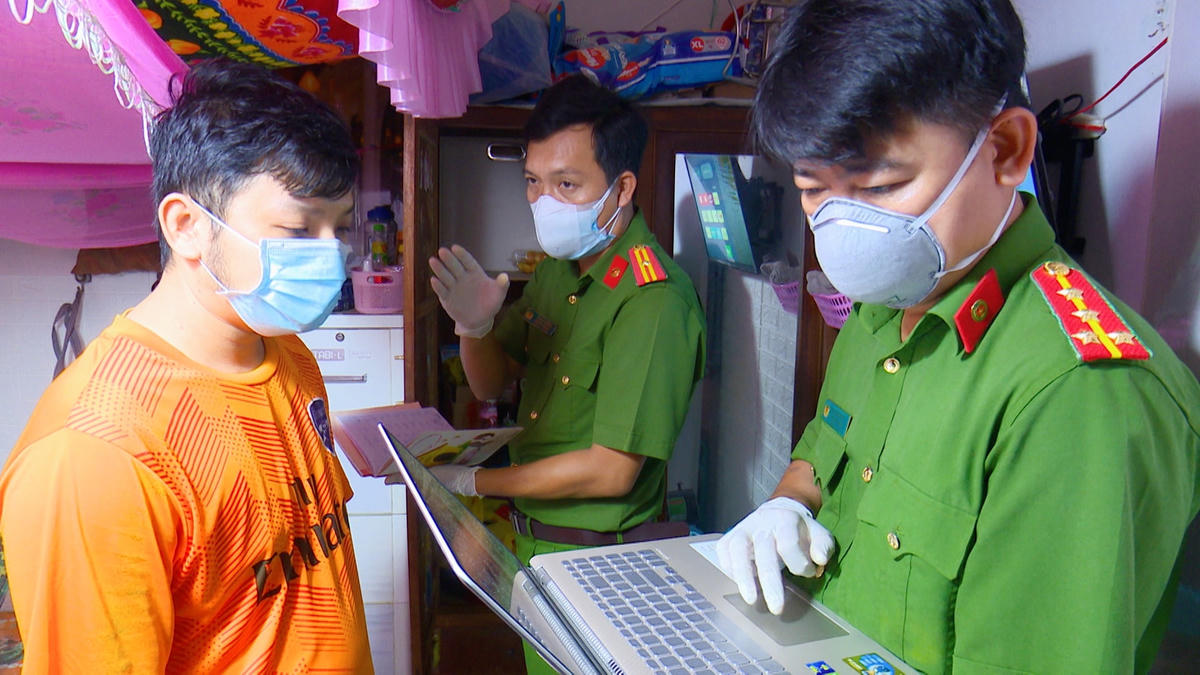 Công an TP Bạc Liêu khám xét tại nhà riêng, phong trọ của nhân viên công ty F88. 