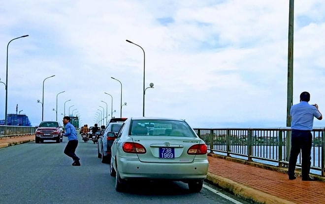 Hình ảnh xe biển xanh dừng trên cầu Nhật Lệ 1 vào sáng ngày 29/9. Ảnh D.Q..