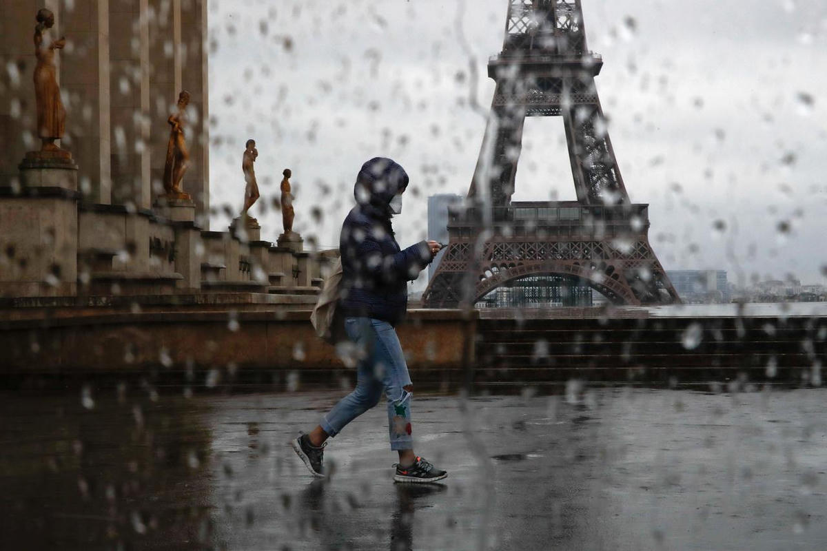 “Mùa” Covid giữa trung tâm thủ đô Paris của nước Pháp.  