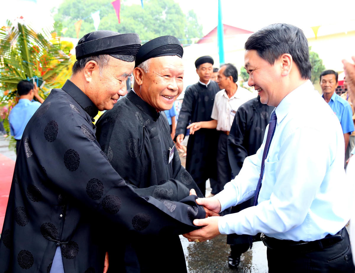 Phó Chủ tịch – Tổng thư ký Hầu A Lềnh thăm hỏi, chúc mừng đại lễ Ban trị sự Trung ương giáo hội PGHH.