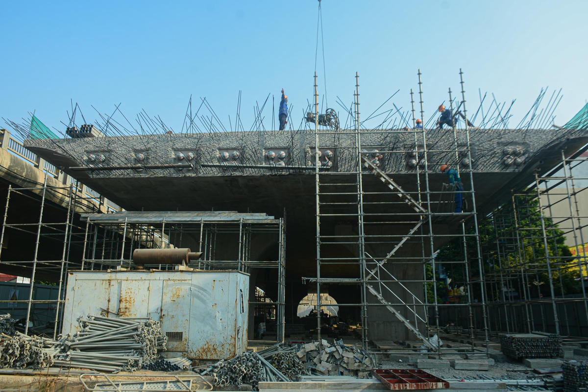 Theo ghi nhận của PV Báo Đại Đoàn Kết Online, sau gần một năm thi công, các trụ cầu đang lần lượt thành hình. Hiện nay, dự án đã hoàn thành 558/562 cọc khoan nhồi, bên cạnh đó hàng trăm công nhân hối hả thi công các hạng mục bệ thân trụ, bịt đáy đang được thực hiện.