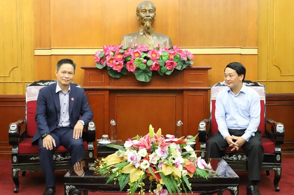 Phó Chủ tịch - Tổng Thư ký UBTƯ MTTQ Việt Nam Hầu A Lềnh trao đổivới ông Nguyễn Bá Diệp, Phó Chủ tịch Công ty Cổ phần Dịch vụ Di động trực tuyến Momo.