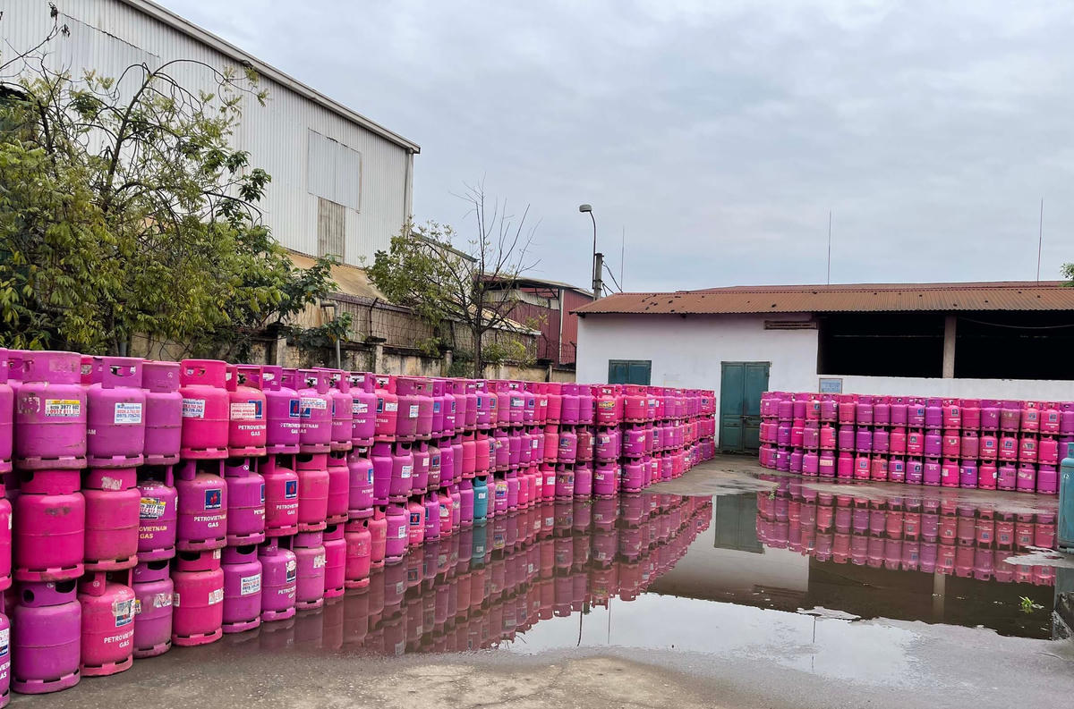 Hàng chục nghìn vỏ bình Gas mang nhiều thương hiệu khác nhau ở Cty cổ phần kinh doanh và XNK khí Gas hoá lỏng Vạn Lộc.