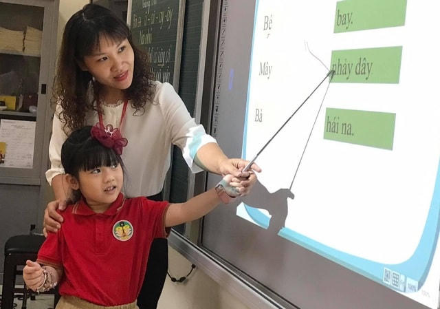 Nhiều cán bộ quản lý giáo dục thừa nhận, ở cấp phổ thông, may ra khối trường dân lập mới có chút ít tiền thưởng cho giáo viên ngày Tết. Ảnh minh họa.  