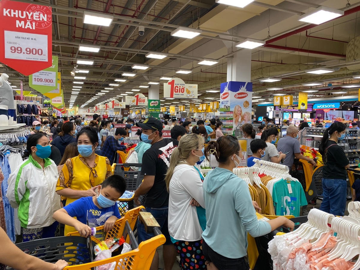 TP Hồ Chí Minh: Dân đổ xô mua đồ tích trữ, Sở Công thương cam kết đủ hàng hóa