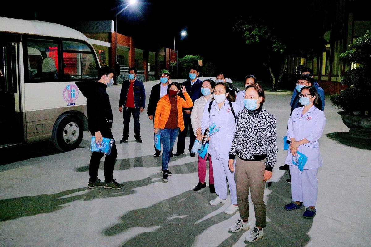 Đoàn hỗ trợ gồm 60 thành viên đến từ bệnh viện Việt Nam - Thụy Điển và trường Cao đẳng Y tế Quảng Ninh. Ảnh: Cổng thông tin thị xã Đông Triều.