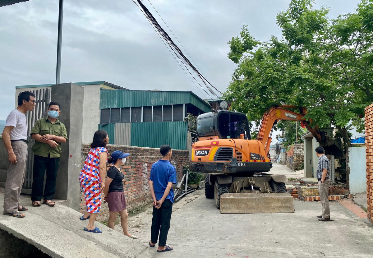 Tranh thủ thời tiết thuận lợi, máy xúc và nhân lực được huy động tối đa, bà con trong khu phố ai có điều kiện thì cùng tham gia hỗ trợ, người góp công, người góp ý tạo nên một không khí vui tươi, sôi nổi với hy vọng khu phố có đường to đẹp, giao thông thuận lợi, không còn cảnh ngập úng mất vệ sinh môi trường.