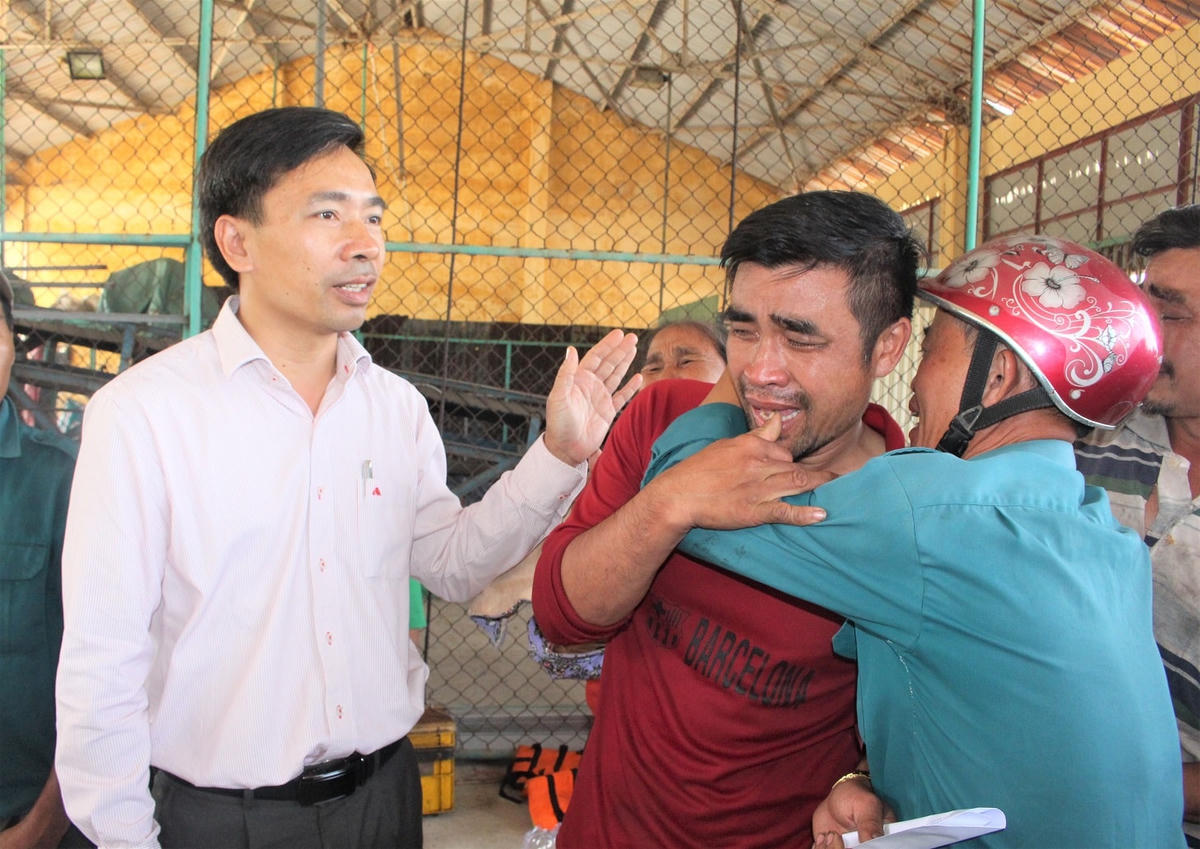 Người thân và chính quyền động viên ngư dân Bé (áo đỏ).