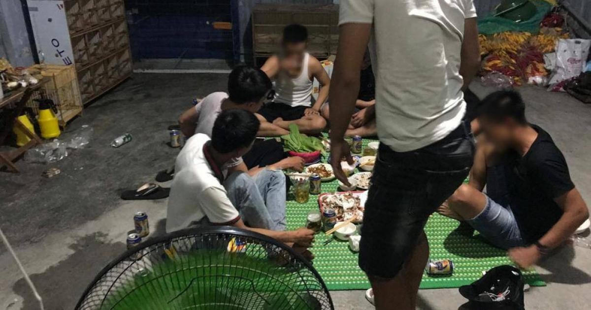 Nhóm thanh niên tụ tập ăn nhậu giữa mùa dịch bị Công an phát hiện. Ảnh: Báo Giao thông.