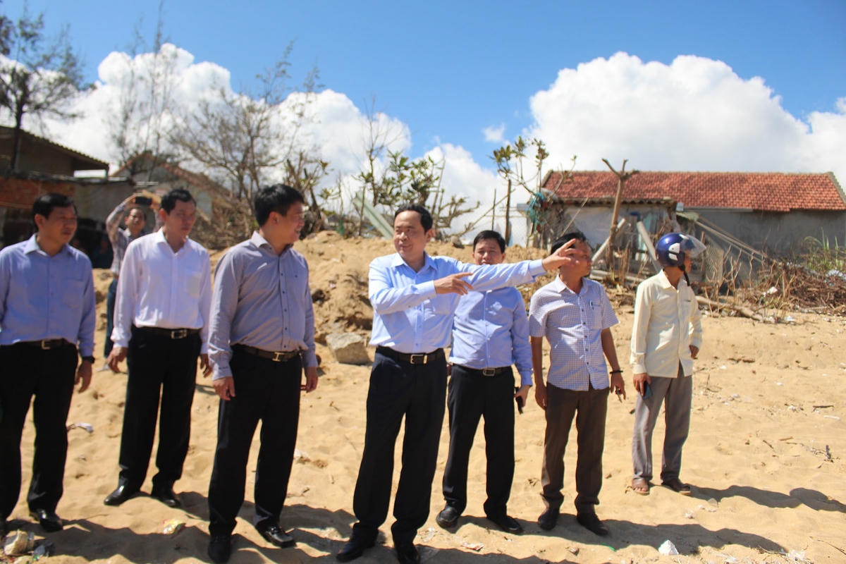 Chủ tịch Trần Thanh Mẫn và đoàn công tác kiểm tra sạt lở bờ biển An Cường.