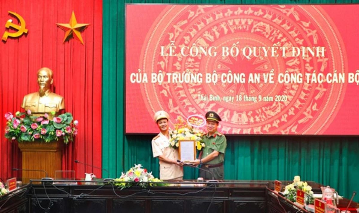 Đại tá Nguyễn Thanh Trường trao Quyết định bổ nhiệm Thượng tá Nguyễn Quốc Vương giữ chức vụ Phó Giám đốc Công an tỉnh Thái Bình.
