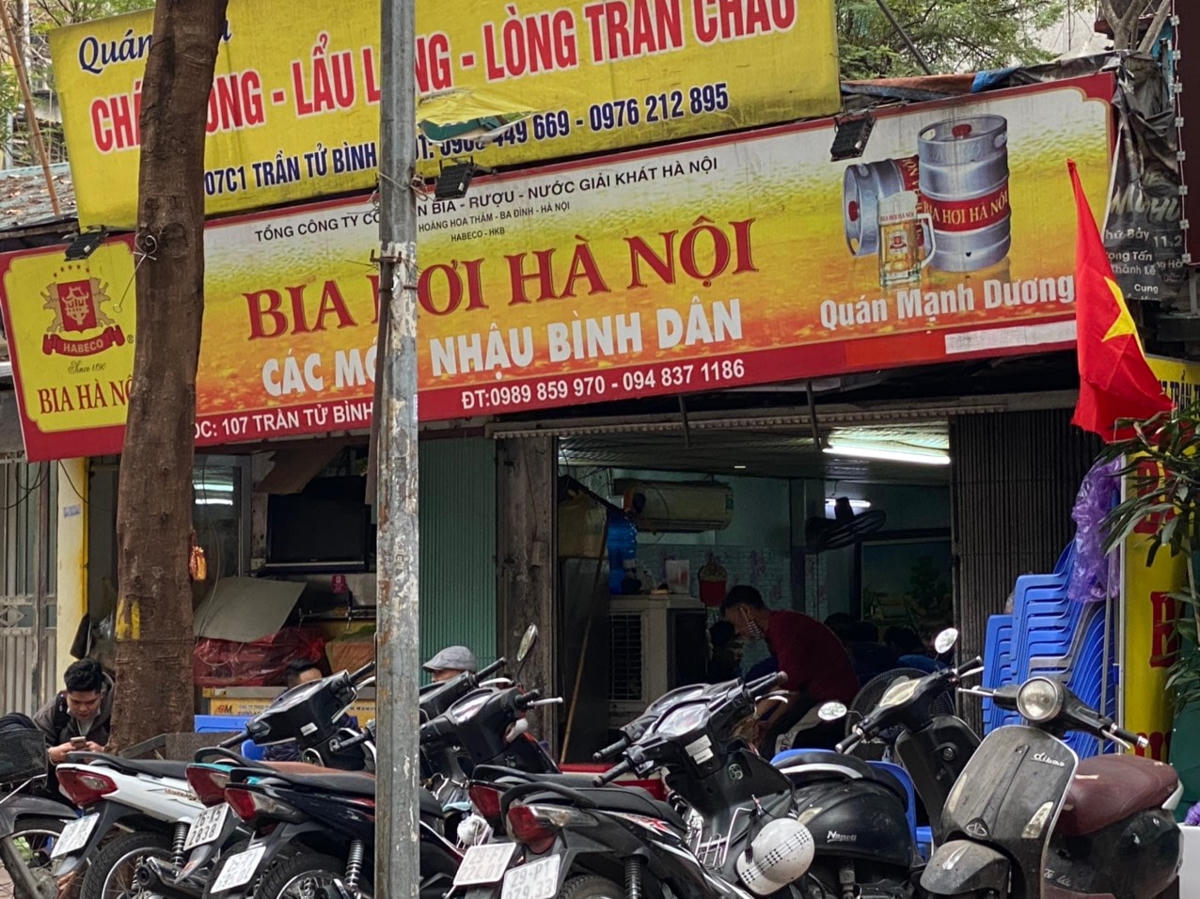 Một quán ăn tại Trần Tử Bình mở cửa đón khách, rất đông khách ngồi trong nhà, không thực hiện yêu cầu giãn cách tối thiểu 2m. Ảnh: L.A.