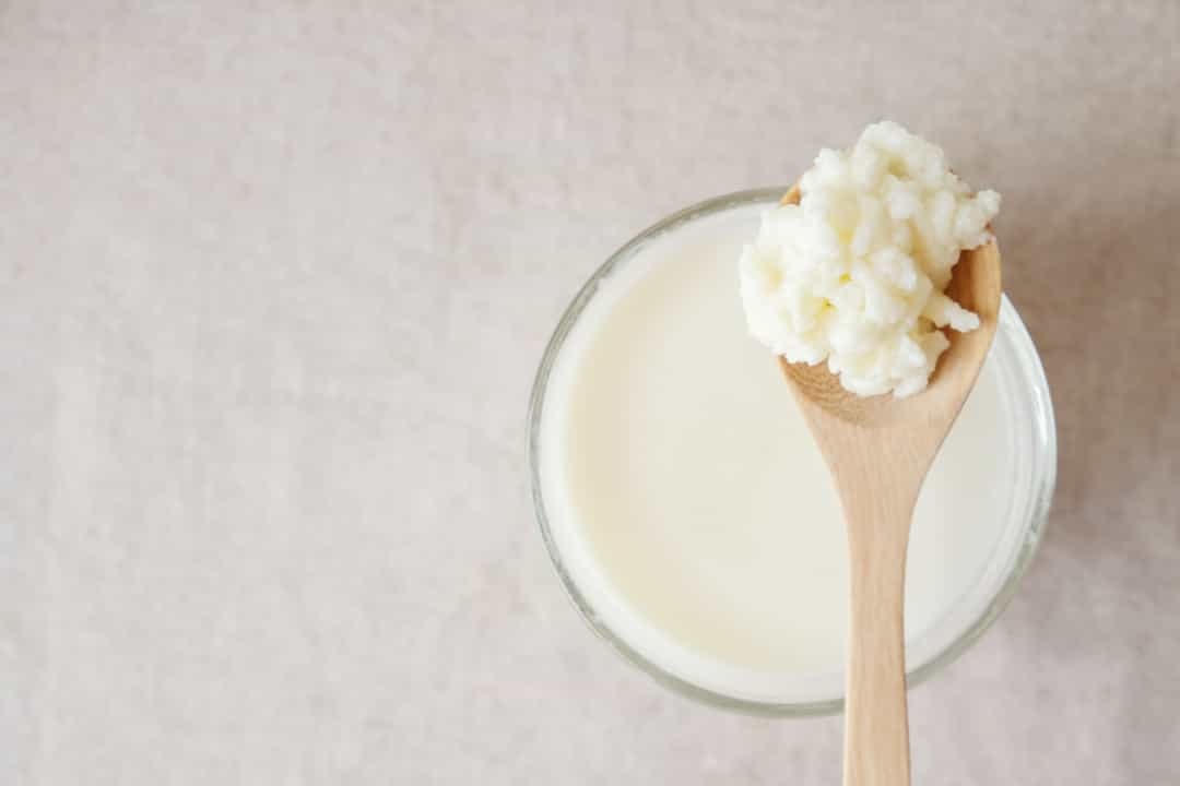 Kefir giúp bạn dễ ngủ - Nó chứa tryptophan, cùng một loại axit amin khiến bạn mệt mỏi sau khi ăn một bữa ăn nhiều thịt. Nó cũng là một nguồn protein và canxi lành mạnh.  