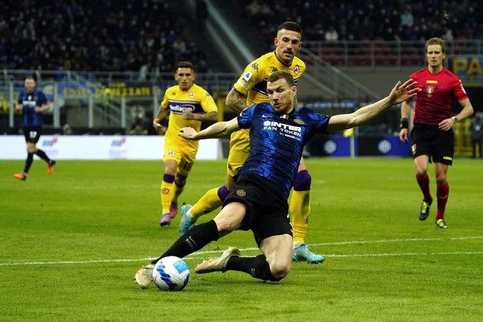 Edin Dzeko cũng có cơ hội nhưng cú đá trong tư thế với của cầu thủ người Bosnia không thể thắng được thủ thành Pietro Terracciano bên phía Fiorentina. Cặp tiền đạo Dzeko - Martinez chơi không tốt trận này và khiến Inter không tạo ra áp lực cần thiết.  