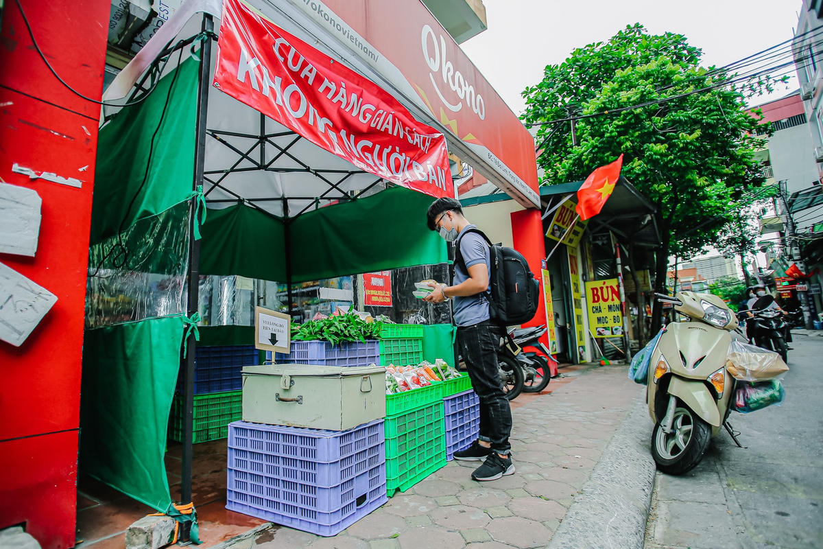 Anh Phạm Văn Công, người dân sống tại phường Trung Văn chia sẻ: “Các mặt hàng tại đây được sắp xếp gọn gàng và được đóng gói cẩn thận. Đặc biệt nhất khi mua hàng tại đây mình hạn chế tiếp xúc với nhiều người nên mua hàng ở đây cũng yên tâm hơn ở ngoài chợ".