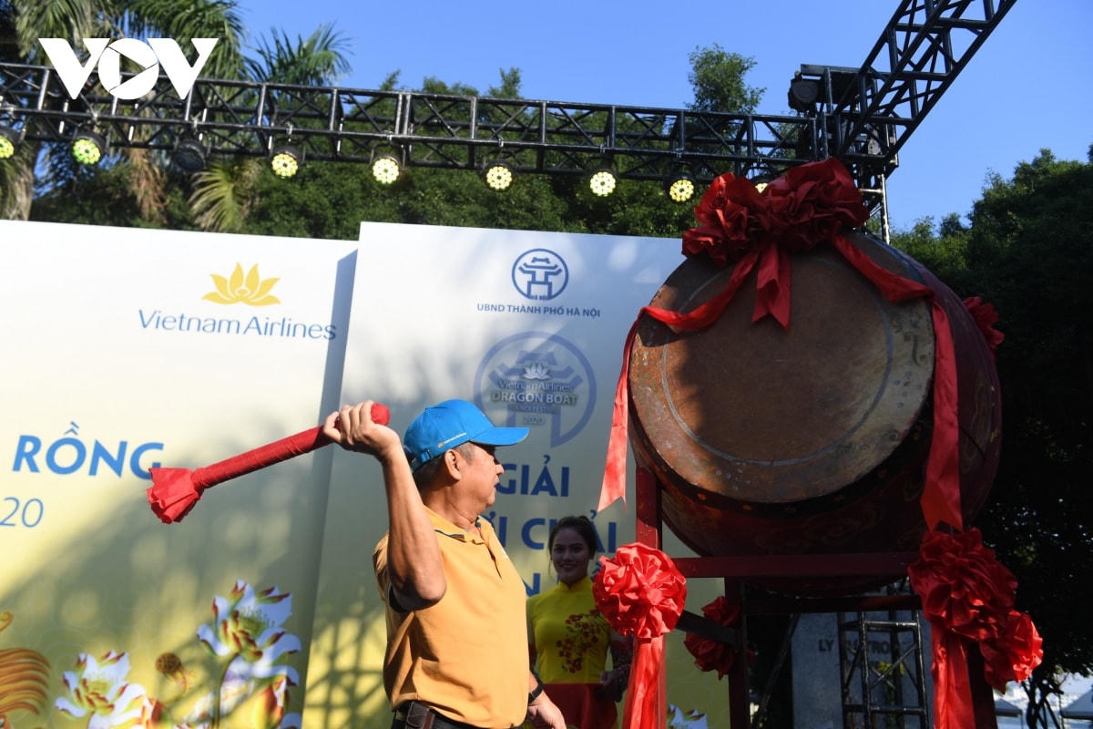 Ông Dương Trí Thành Tổng Công ty Vietnam Airlines đánh trống khai mạc giải đấ.