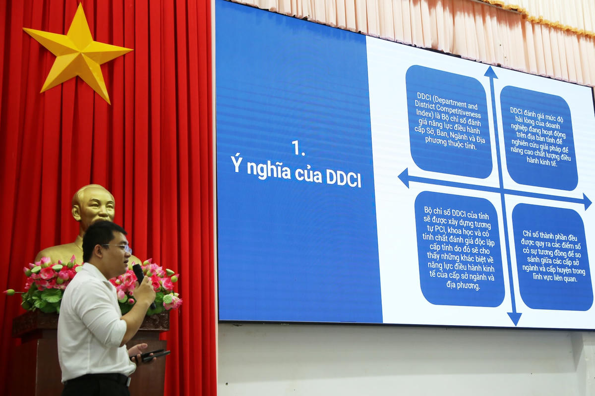 Đại diện VCCI Cần Thơ trình bày về báo cáo DDCI tỉnh Hậu Giang năm 2020. 