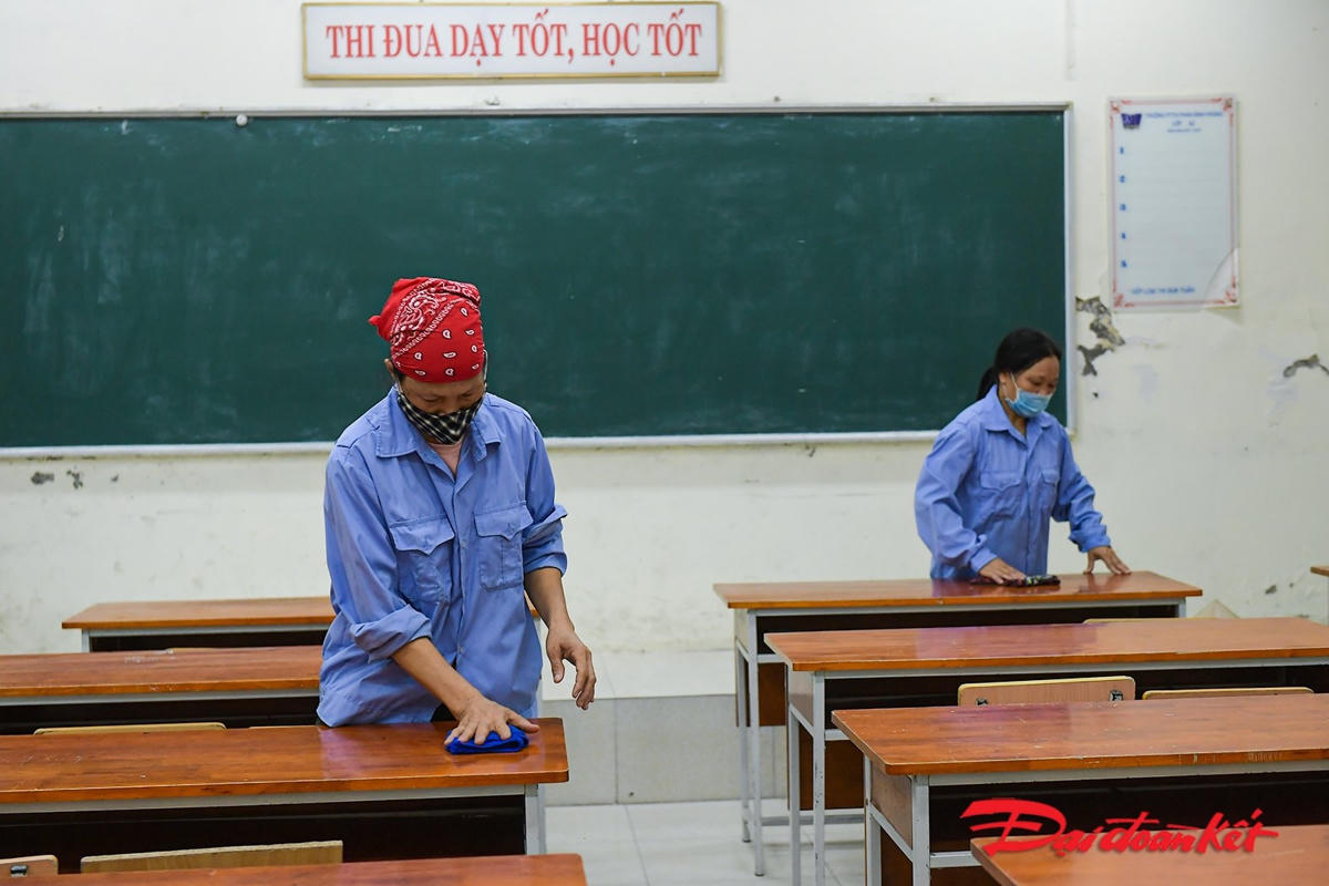 [ẢNH] Hà Nội: Trường học vệ sinh, dọn dẹp sẵn sàng cho kỳ thi vào lớp 10