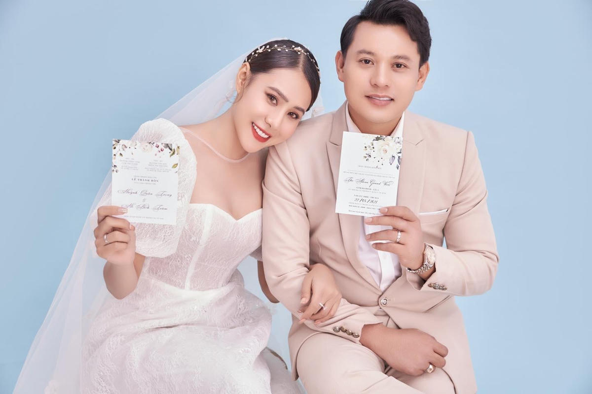 Hồ Bích Trâm hé lộ mặt chồng mới cưới và nói lời cảm ơn đến bạn bè: “Vợ chồng em không biết nói gì ngoài CẢM ƠN CẢM ƠN”.