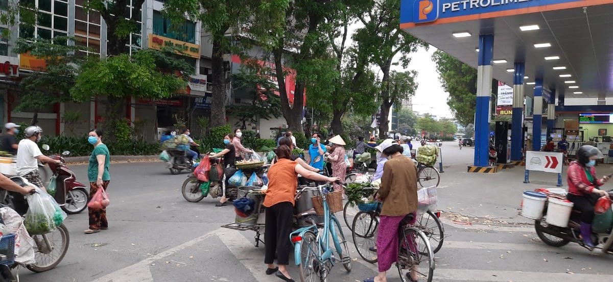 Người bán lẫn người mua đứng dàn cả ra mặt đường tại khu vực Ngã Tư Sở.