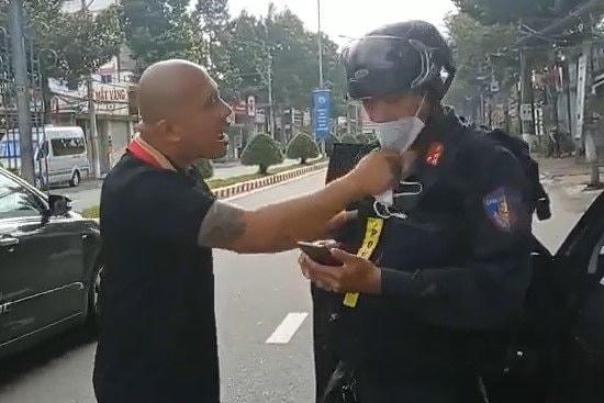 Đối tượng Bảo có những lời lẽ xúc phạm và dọa giết chiến sĩ Cảnh sát cơ động đang làm nhiệm vụ chống dịch. Ảnh: CTV.