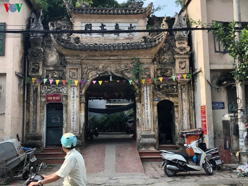 Một cổng làng trên phố Thuỵ Khuê ngày nay.