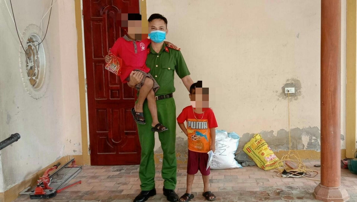 Sau khi được giải cứu, 2 cháu bé được giao cho gia đình chăm sóc.