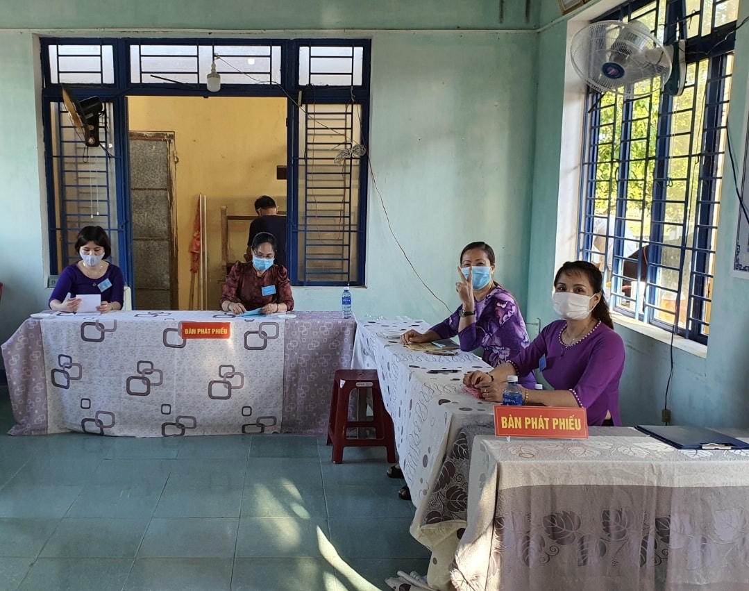 Cán bộ Tổ bầu cử đến sớm để đón tiếp, hướng dẫn cử tri.