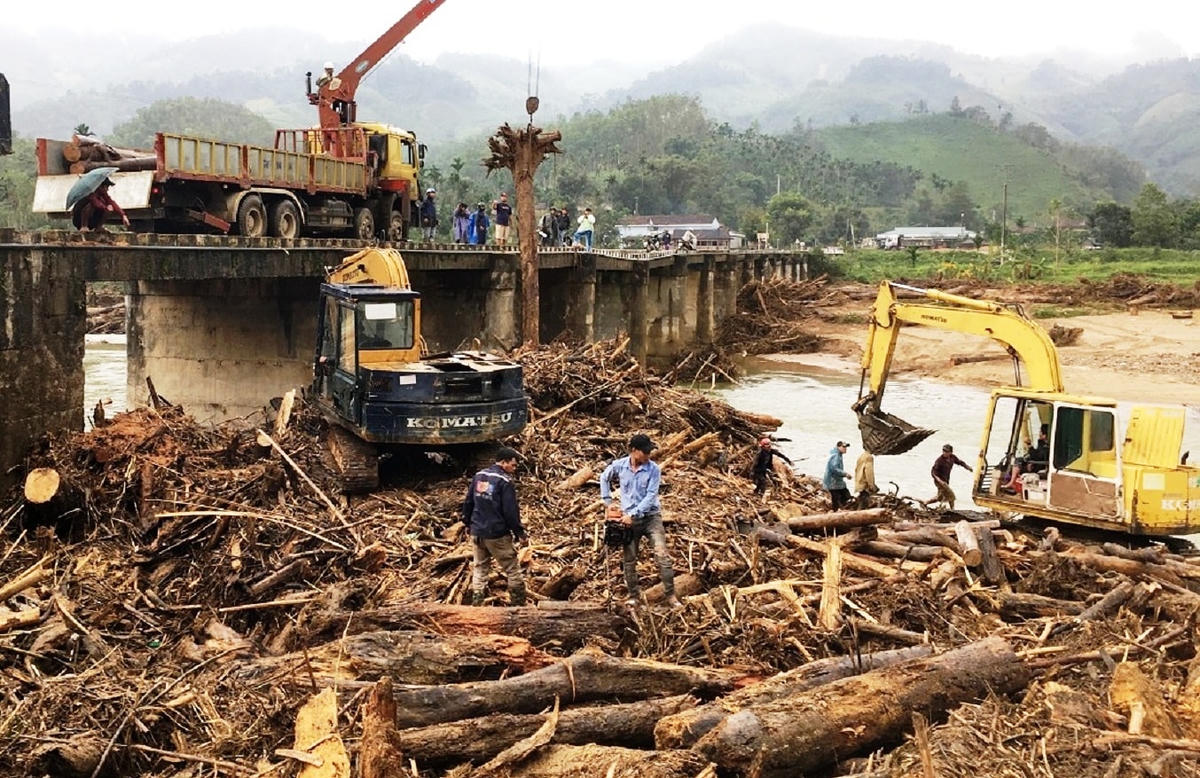Gỗ trôi về khiến cho nhịp cầu Nước Bua bị võng.