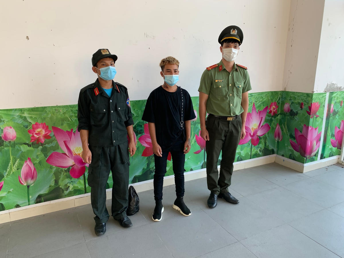 Đối tượng Nguyễn Văn Cường (giữa) bị cơ quan Công an bắt giữ.