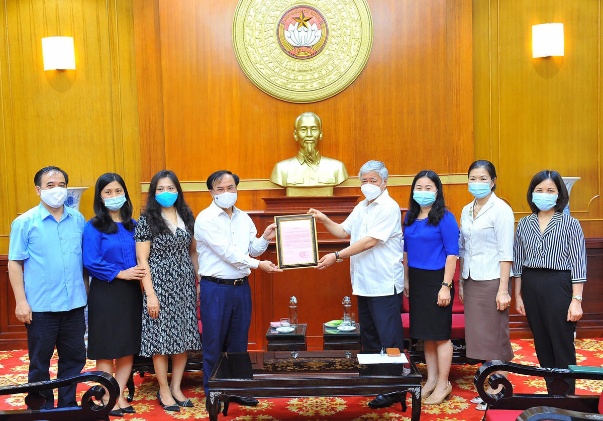 Chủ tịch Đỗ Văn Chiến trao Thư cảm ơn tới Bộ Xây dựng.