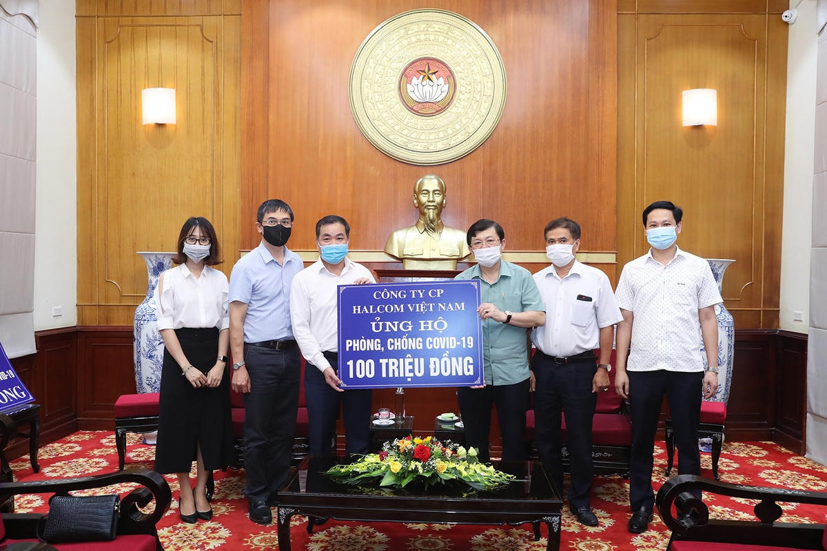 Tiếp nhận từ Công ty Halcom Việt Nam ủng hộ 100 triệu đồng.
