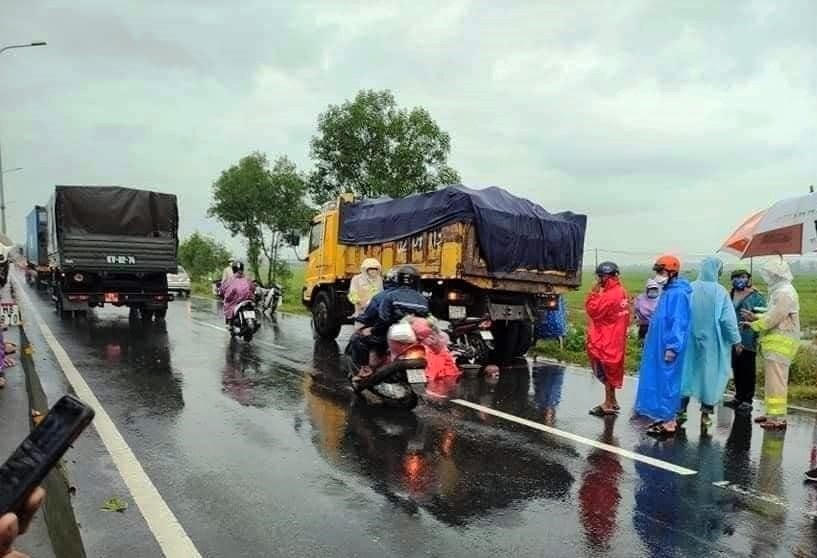 Xe máy BKS: 37B2-72374 tông vào đuôi xe tải BKS: 92C-07113.