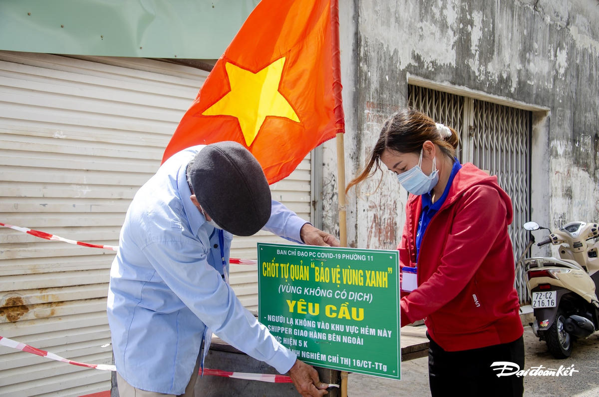 Người dân cắm biển Chốt tự quản bảo vệ vùng xanh - Vùng không có dịch.